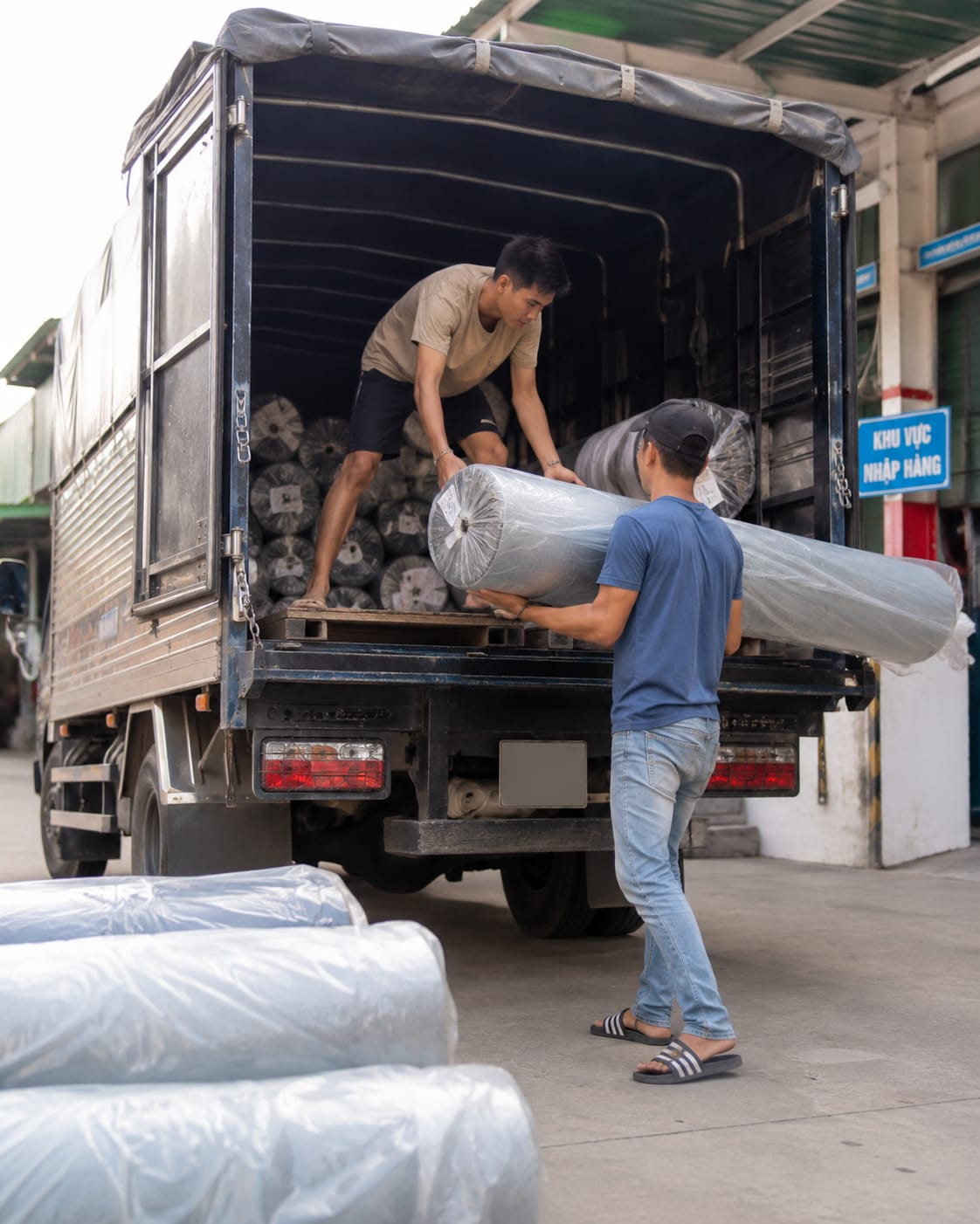 TUYỂN 3 NAM BỐC XẾP THEO XE HÀNG VÀ 2 TÀI XẾ BẰNG C