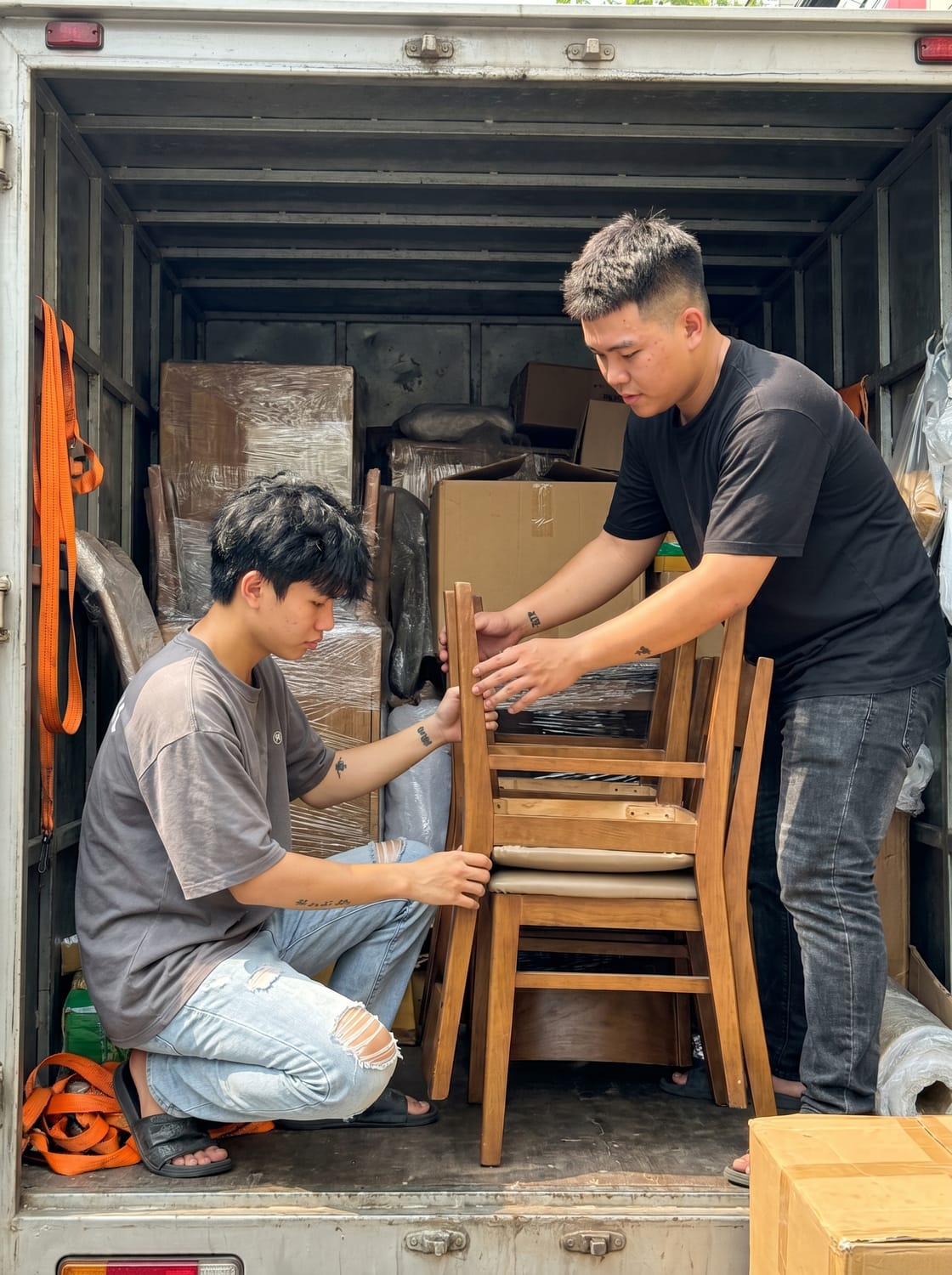 TUYỂN 05 NAM PHỤ KHO NỘI THẤT BÀN GHẾ