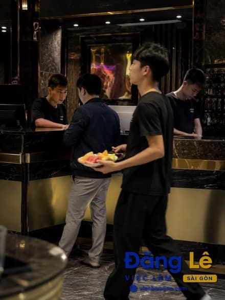 TUYỂN NAM 5 PHỤC VỤ VÀ 2 GIỮ XE KARAOKE