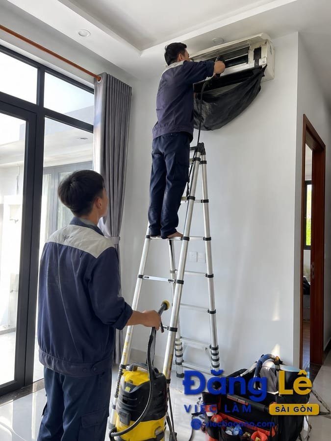 5 NAM NHÂN VIÊN PHỤ VIỆC CƠ ĐIỆN LẠNH