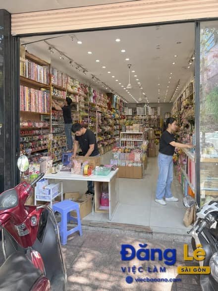 NHÂN VIÊN BÁN HÀNG PHỤ CỬA HÀNG CỬA ĐỒ TRANG TRÍ