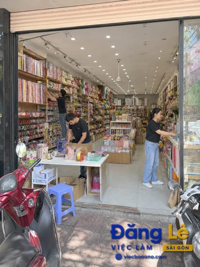 NHÂN VIÊN BÁN HÀNG PHỤ CỬA HÀNG CỬA ĐỒ TRANG TRÍ