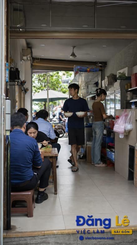 TUYỂN NAM NỮ PHỤC VỤ QUÁN PHỞ