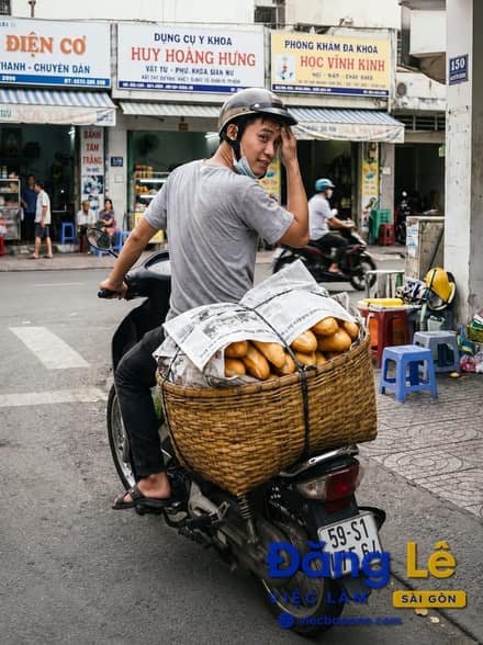 NHÂN VIÊN GIAO HÀNG BÁNH MÌ XE MÁY