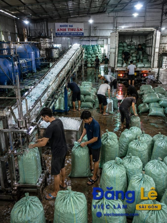 SẢN XUẤT NƯỚC ĐÁ - PHỤ XE GIAO HÀNG