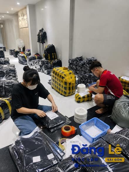 PHỤ KHO ĐÓNG GÓI QUẦN ÁO