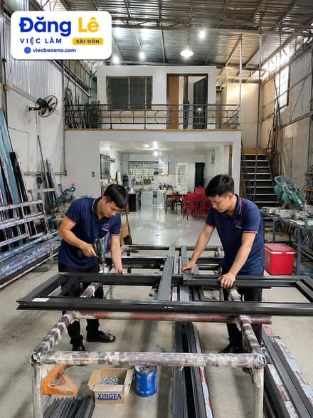 NAM PHỤ XƯỞNG NHÔM KÍNH