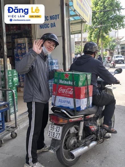 PHỤ GIAO HÀNG BIA, NƯỚC NGỌT XE MÁY